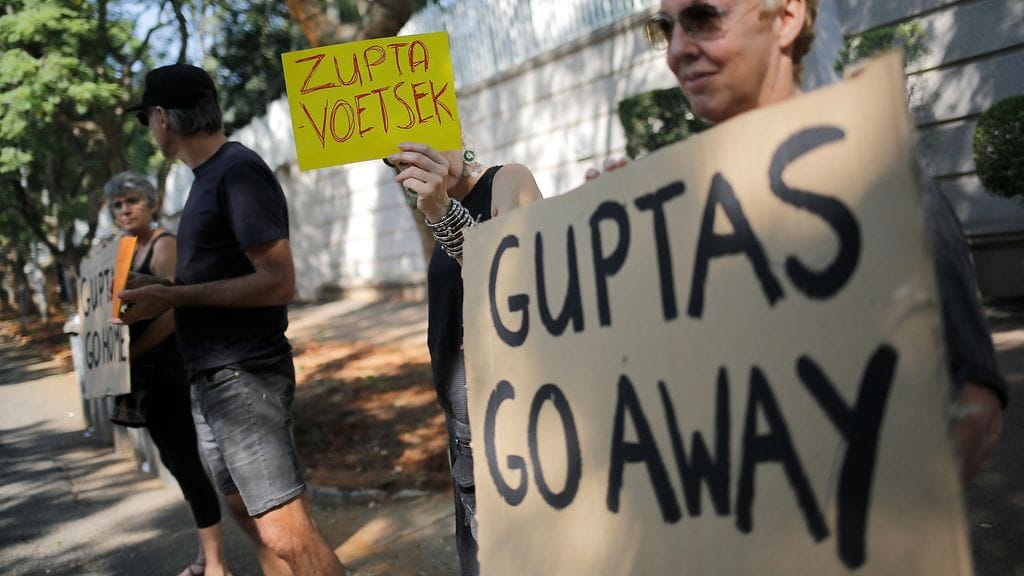 Mielenosoittajia Guptan perheen talon lläheisyydessä viime keväänä. Syytökset Guptien ja Zuman välisestä korruptiosta ovat velloneet jo pitkään.