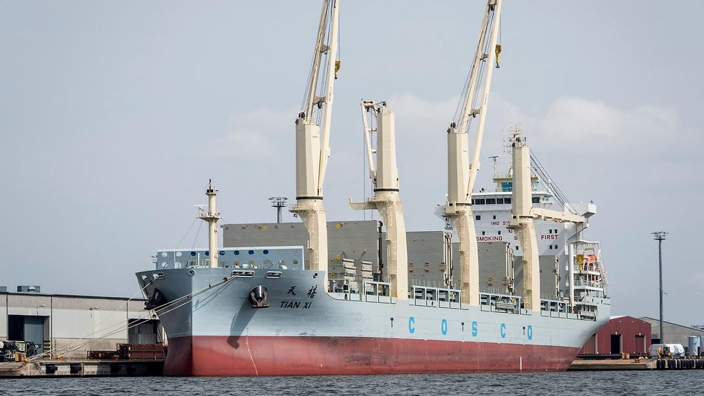 Rahtilaiva Rauman satamassa.