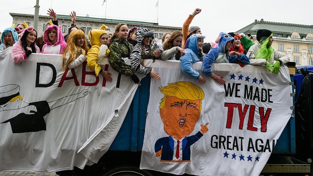 Penkkariajoissa myös usein abiturientit ovat pukeutuneet karnevaalihengessä erilaisiin hauskoihin asuihin.