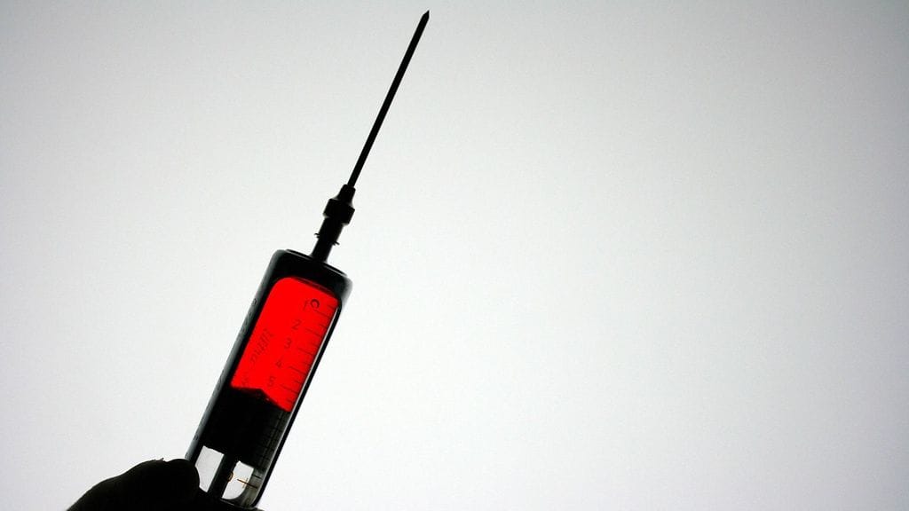 Kuvituskuvaa. Naamioitunut mies kuvasi entisen tyttöystävänsä rapussa videon bensiinillä täytetyn ruiskun kanssa.