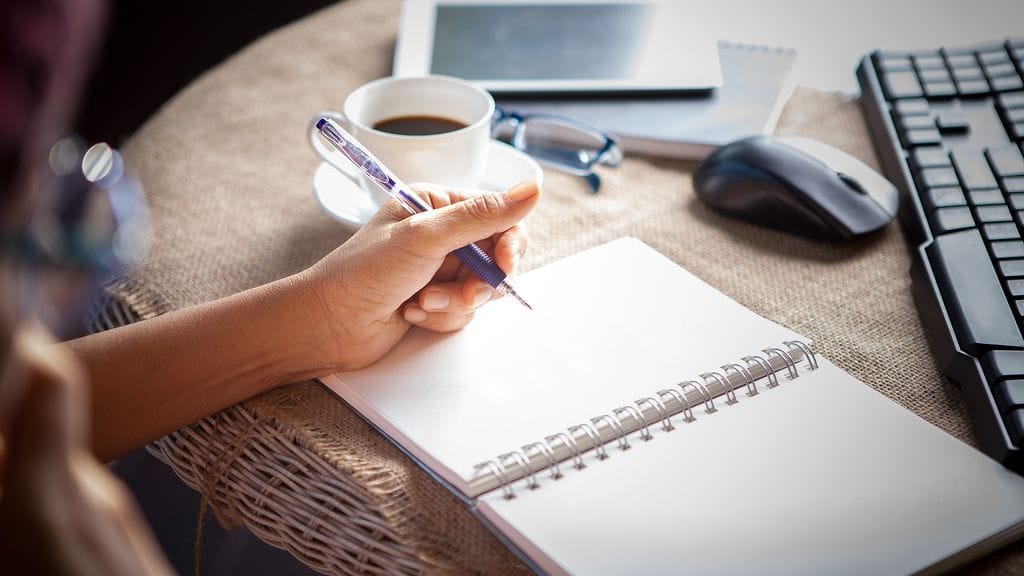 Vaikka kirjoitustaito kehittyy tavallisesti taaperoiässä, oikea- ja vasenkätisyys on havaittavissa jo ennen synytymää.