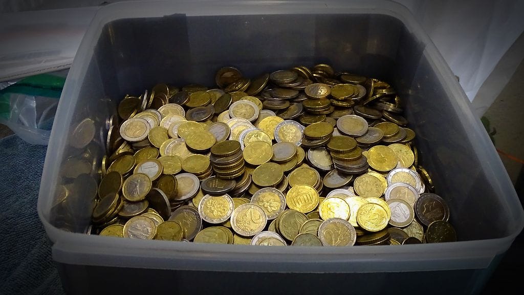 Poliisi takavarikoi pääepäillyn yrityksen tiloista laatikollisen varastetuiksi epäiltyjä kolikoita.