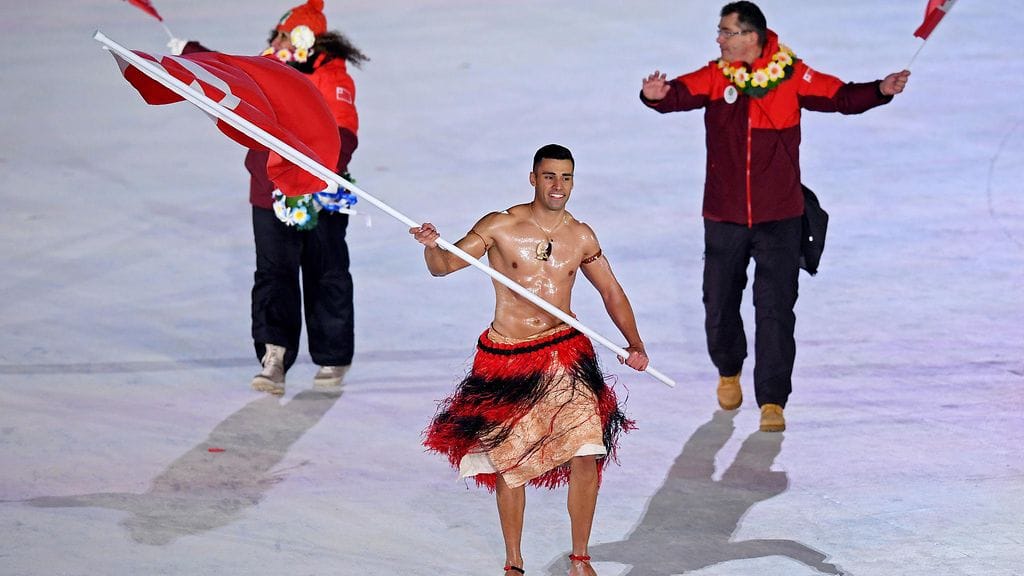 Pita Taufatofua viime perjantaina Pyeongchangin talviolympialaisten avajaisissa Tongan lippu käsissään.