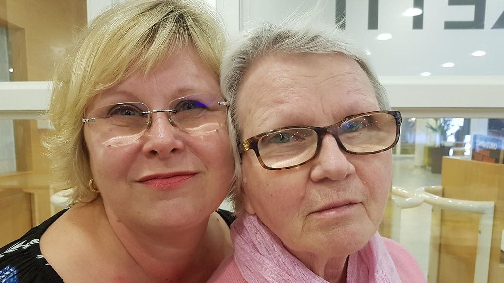 Kati-tytär ja Eeva yhteiskuvassa kaksi päivää ennen äidin kuolemaa.