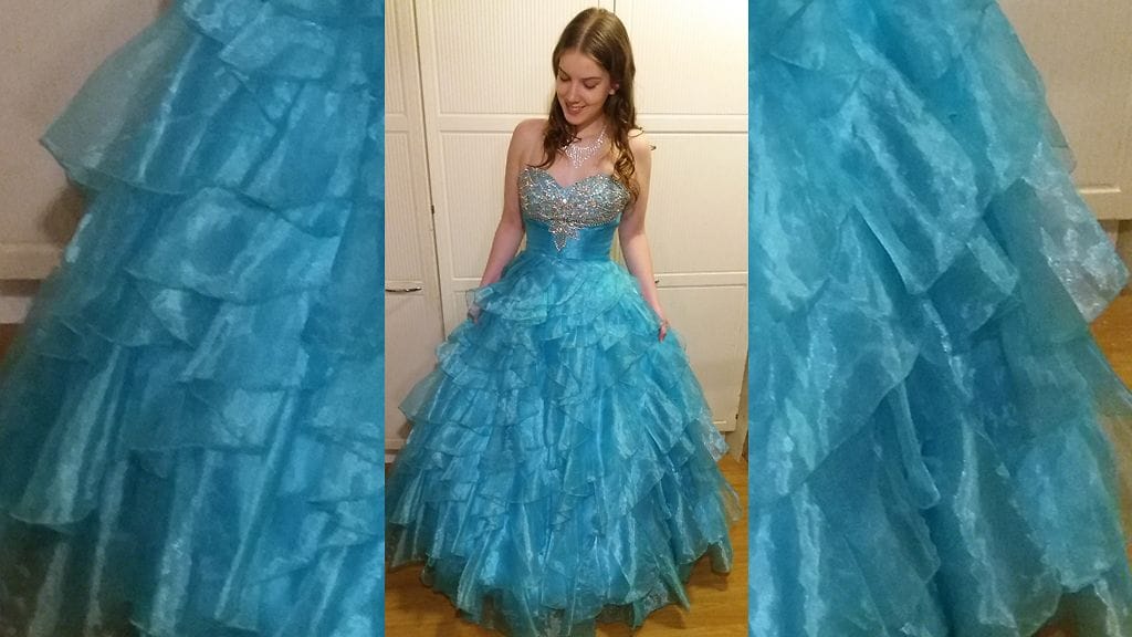 Sini-Tuulia ihastui lahjoituksena saatuun mekkoon heti.