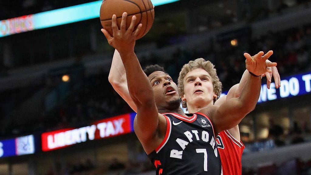 Chicago Bullsin Lauri Markkanen kehissä yön ottelussa Toronto Raptorsia vastaan.