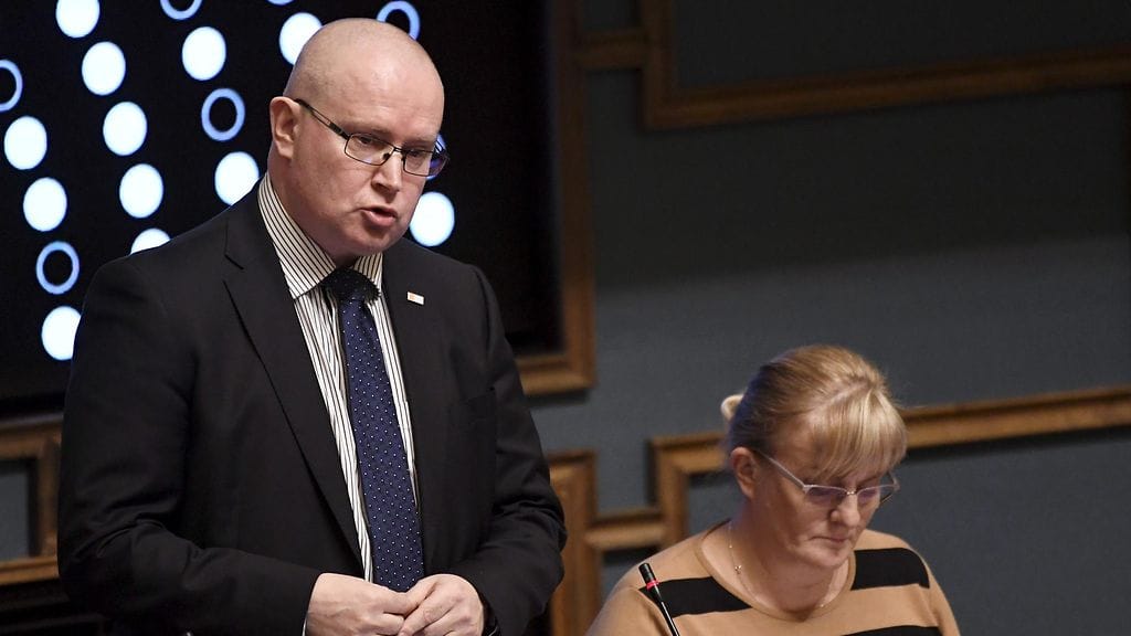 Lindströmin mukaan on tehtävä yhteiskuntasopimus siitä, miten toimitaan.