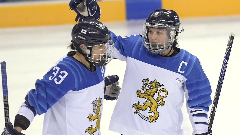 Kapteeni Jenni Hiirikoski (kuv. oikealla) on valmiina pronssikamppailuun.