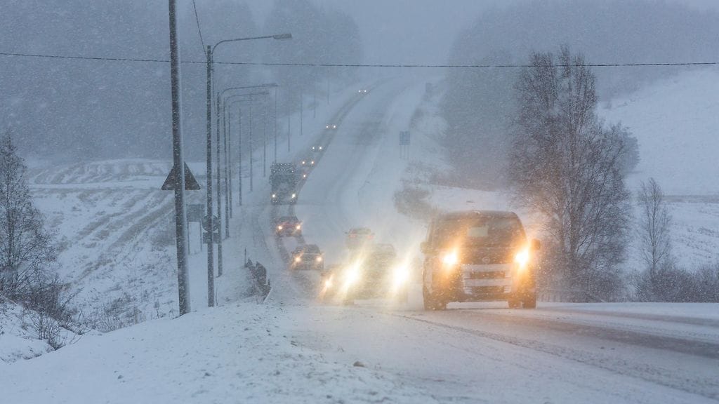 Yrityksen logolla varustetulla autolla ajavan kannattaa kiinnittää ajotapaansa tavallistakin enemmän huomiota. Kuvan autot eivät liity juttuun.
