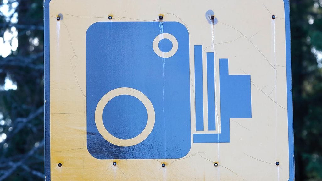 Naisen mukaan nopeusrajoitusta ilmaiseva liikennemerkki oli kaatunut. Hän toimitti kuvan liikennemerkistä ja välttyi ylinopeussakolta.