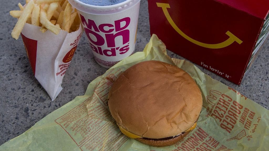 Juustohampurilaisen tilalla tullaan jatkossa näkemään tavallinen hampurilainen ja kananugetit.