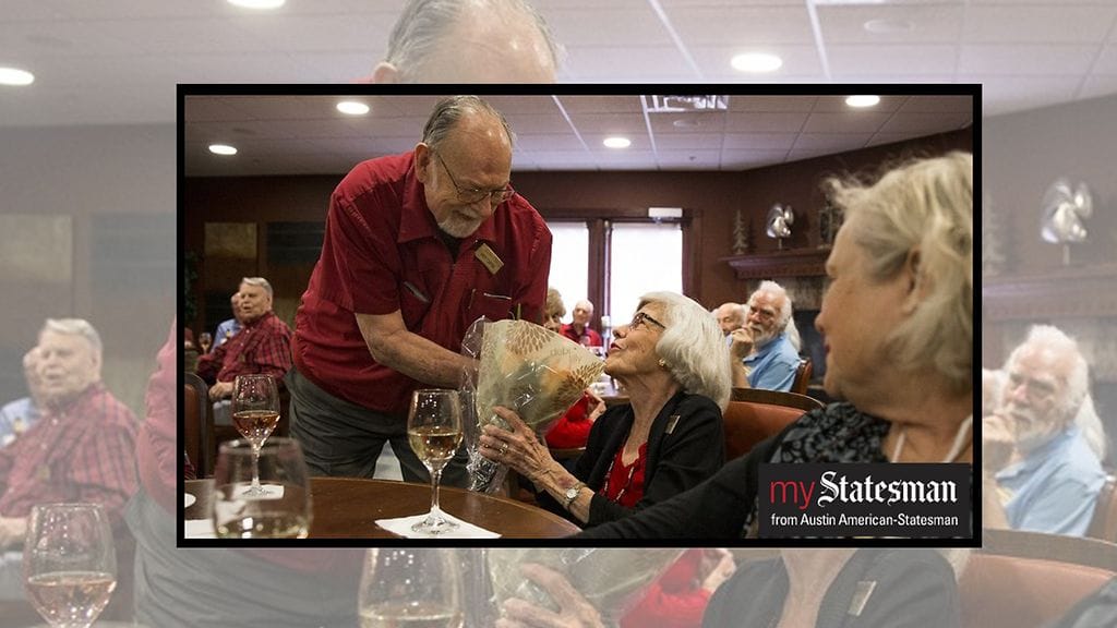 Andy Carver, 84, oli vaimonsa kanssa naimisissa 59 vuotta. Nyt mies kunnioittaa edesmennyttä rakastaan viemällä kukkia vanhuksille. Kuvan lähde MyStatesman.com
