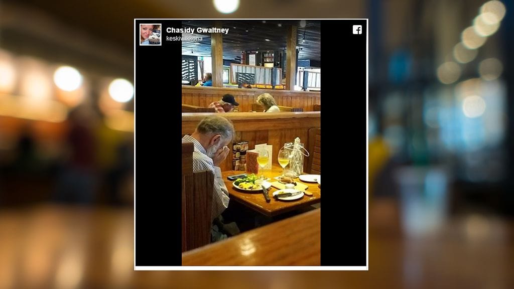 Iäkäs mies ruokaili ravintolassa vaimonsa tuhkien kanssa.