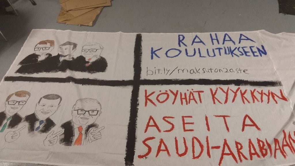 Turkulaislukiolaisten tekemä lakana on aiheuttanut paljon keskustelua. Koulun rehtori kielsi lakanan asettamisen penkkariauton kylkeen eilen.