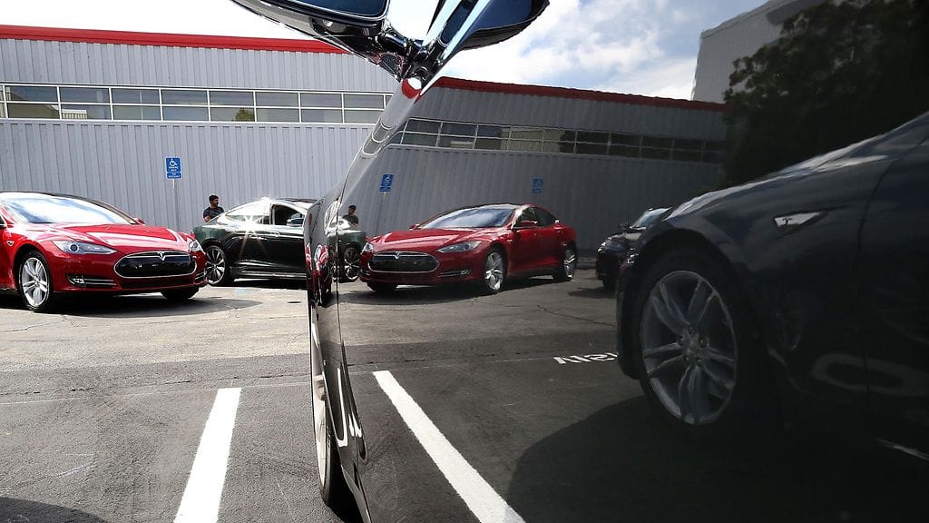 Tesla ladattiin dieseliä polttoaineenaan käyttävällä generaattorilla, minkä jälkeen kulutusta verrattiin pieneen diesel-Volvoon.