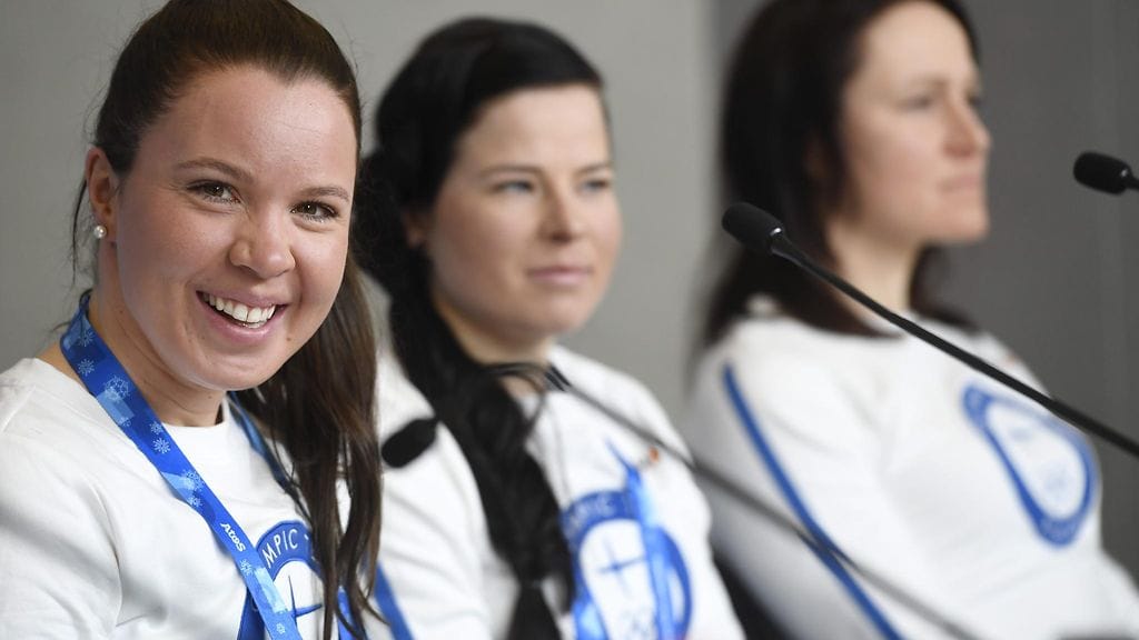 Kerttu Niskanen, Krista Pärmäkoski ja Aino-Kaisa Saarinen ovat mukana viestijoukkueessa.