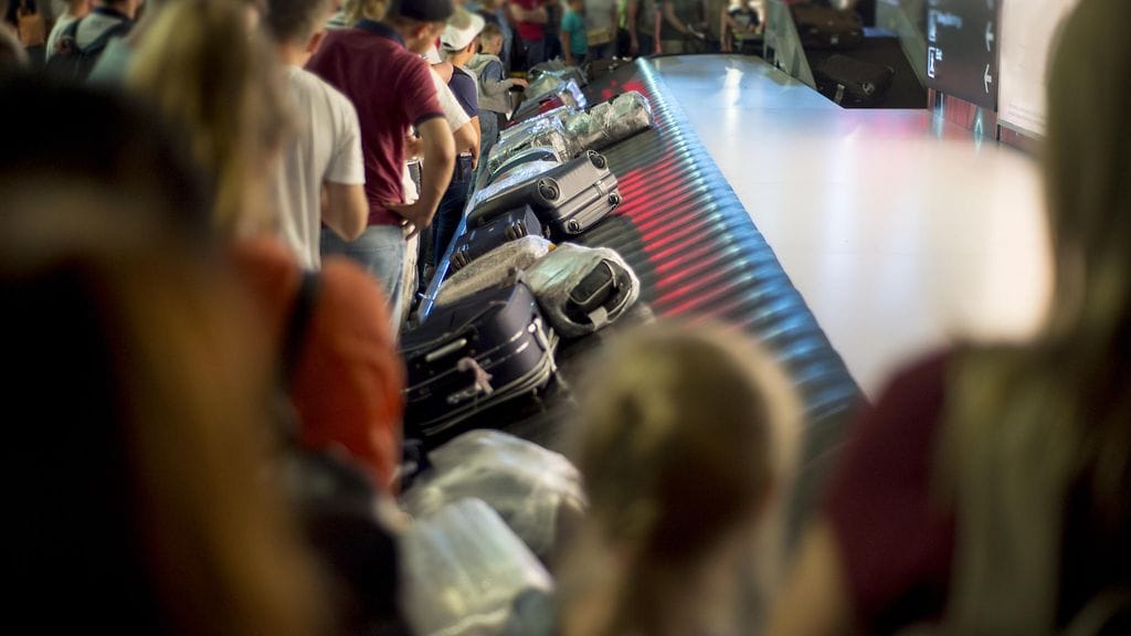 Matkalaukkujen odottaminen lentokentällä voi turhauttaa.