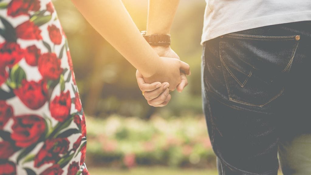 pariskunta käsi kädessä