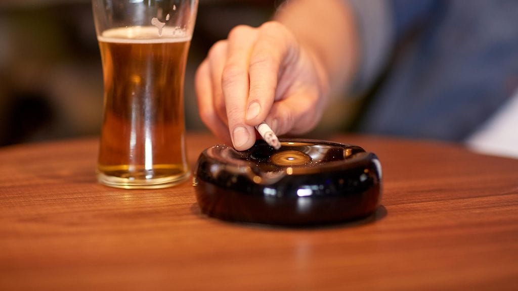 Monet alkoholiongelmaiset myös tupakoivat paljon.