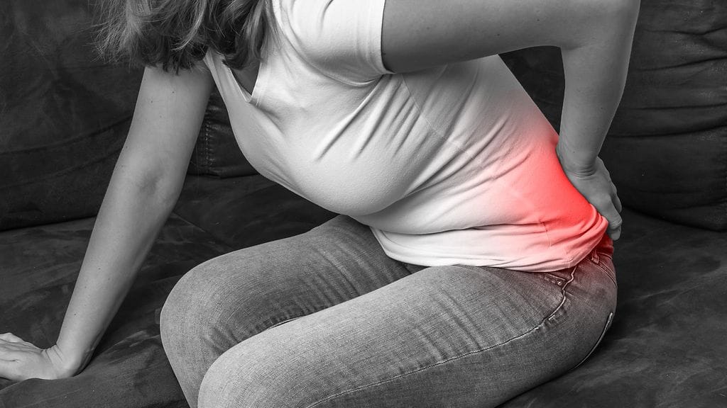 Iskiasoireita voivat olla selän ja alaraajan kipu, pistely, tunnottomuus ja lihasheikkous.