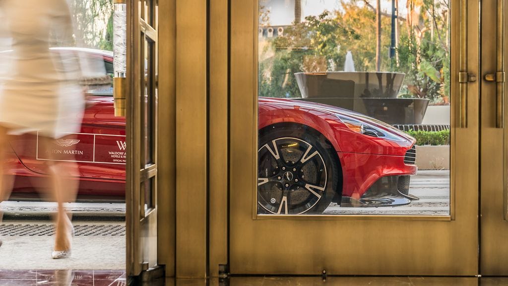 Haluaisitko ajella ympäri Los Angelesia Aston Martinilla? Varaa sviitti paikallisesta hotellista, saat auton käyttöösi kaupan päälle.