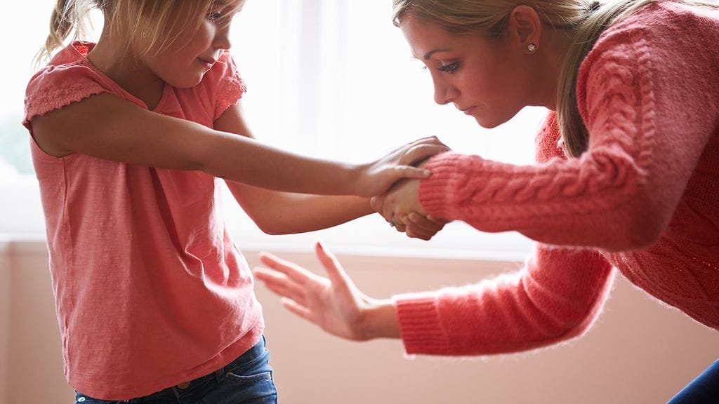 Suurin osa suomalaisista ei pidä lasten kurittamista hyväksyttävänä.