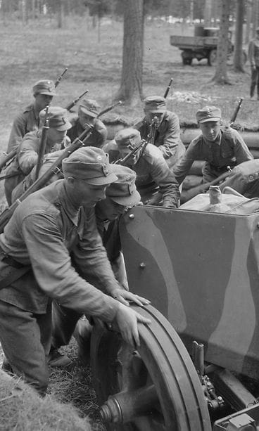 Eestiläisen vapaaehtoisen tykkikomppanian taisteluharjoituksesta 6. kesäkuuta 1944. Raskasta panssaritorjuntatykkiä viedään asemaan.