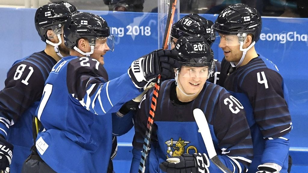 Petri Kontiola (etualalla vasemmalla) on uskonut Eeli Tolvaseen.