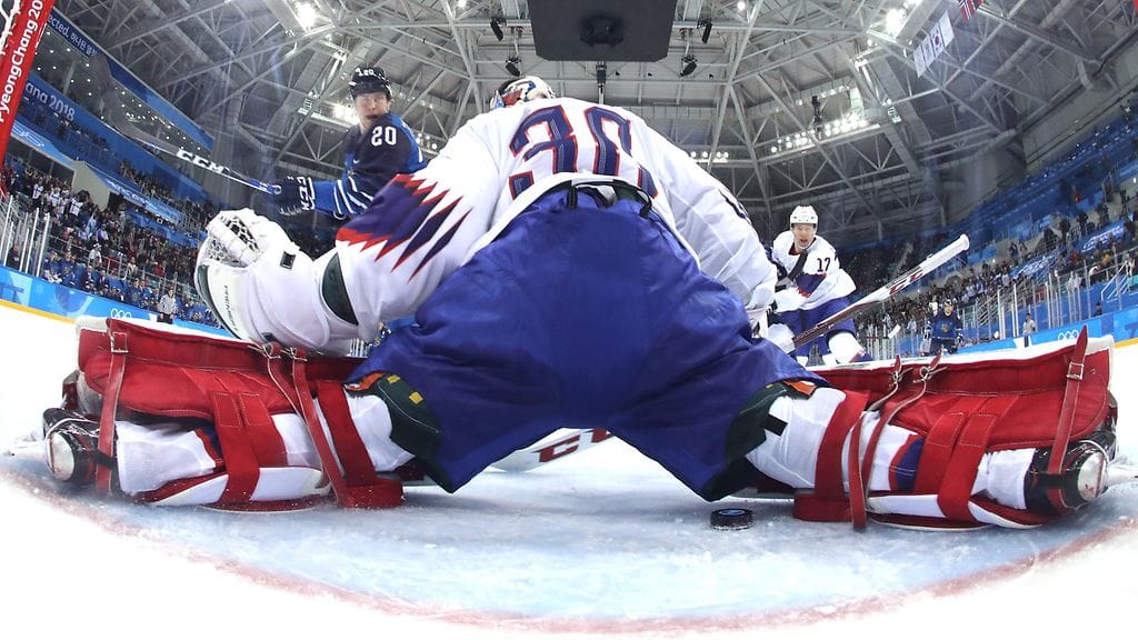 Eeli Tolvanen upottaa kiekon Norjan-maaliin.