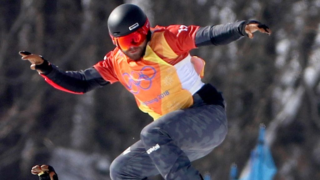 Markus Schairer (yläpuolella) kaatui lumilautacrossin puolivälierissä.