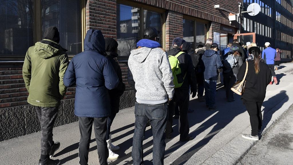 Jonotusta Maahanmuuttoviraston Helsingin palvelupisteen edustalla maaliskuussa 2017. Kuvituskuva.
