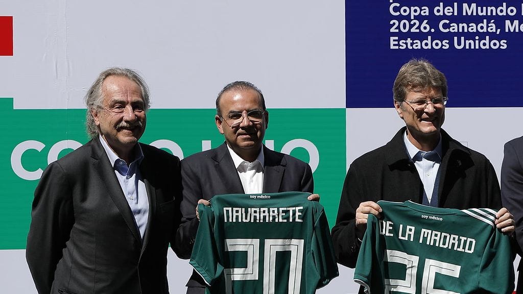 Meksikon sisäministeriä Alfonso Navarretea (kuvassa 2. vas.) ja Oaxacan osavaltion kuvernööriä Alejandro Muratia kuljettanut helikopteri syöksyi maahan. Kuva on 16. helmikuuta, kun Navarrete esitteli Meksikon ehdokkuutta jalkapallon vuoden 2026 MM-kisoille.