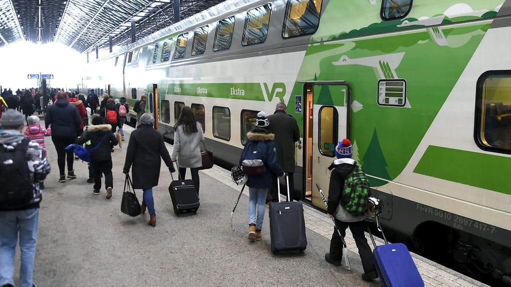 Esimerkiksi Rovaniemelle matkaava juna on liki 4,5 tuntia myöhässä teknisen vian takia.