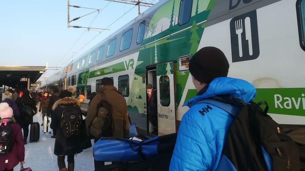 Täyttä oli, mutta perille päästiin. Yhden vaunun lyhyempi hiihtolomajuna saapui Ouluun hieman ennen kolmea.