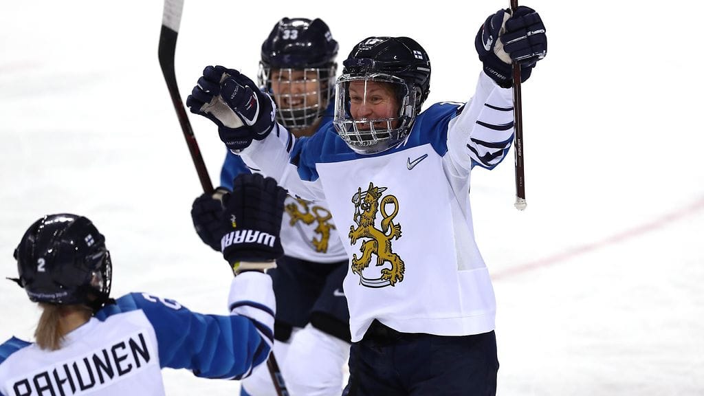 Riikka Välilä ohjasi kiekon Ruotsin reppuun kypäränsä visiirillä.