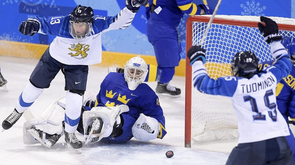 Riikka Välilä maalaa Ruotsia vastaan.