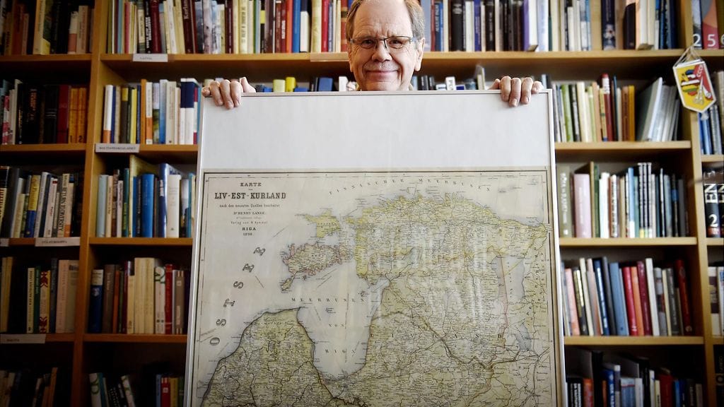 Historiantutkija Seppo Zetterberg pitelee vanhaa Viron karttaa työhuoneellaan Helsingissä 15. helmikuuta 2018.