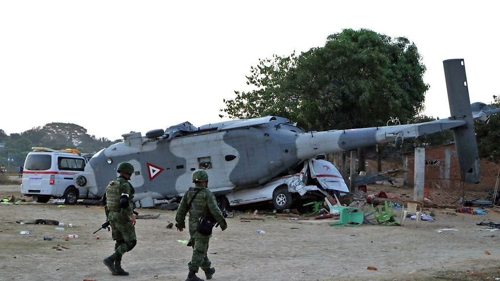 Helikopteri putosi kahden pakettiauton päälle.