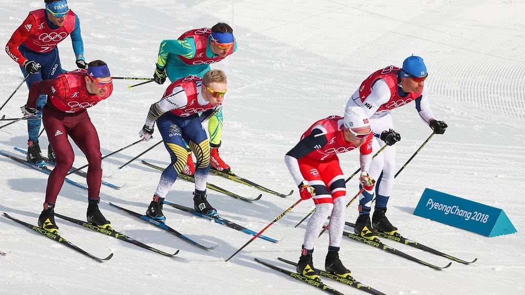 Ruotsin Jens Burman (kesk.) yritti taistella kärjen mukana avausosuudella, mutta taipui pahasti.