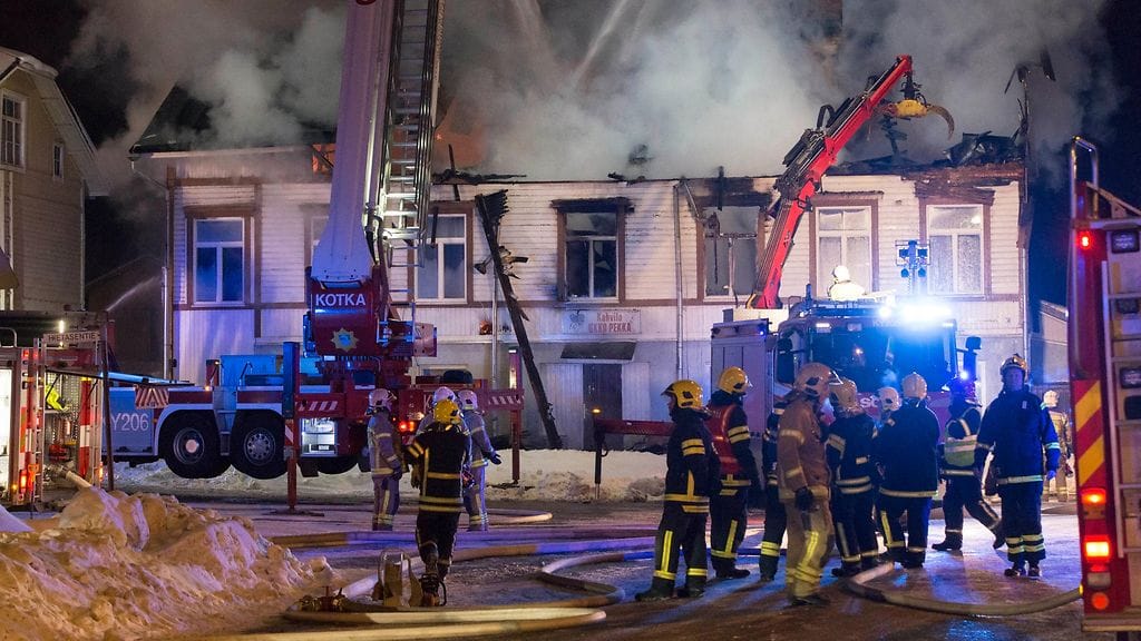 Pelastuslaitos sai hälytyksen suureksi luokitellusta tulipalosta eilen hieman ennen iltayhdeksää. Yksi ihminen kuoli rajussa tulipalossa.