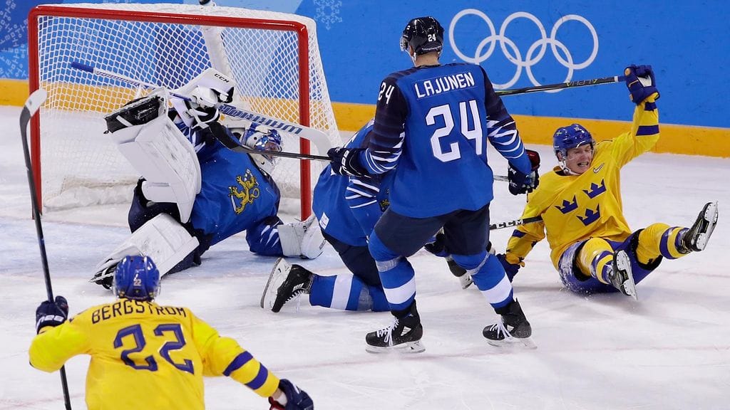Patrik Zackrisson iski irtokiekosta Ruotsin voittomaalin.