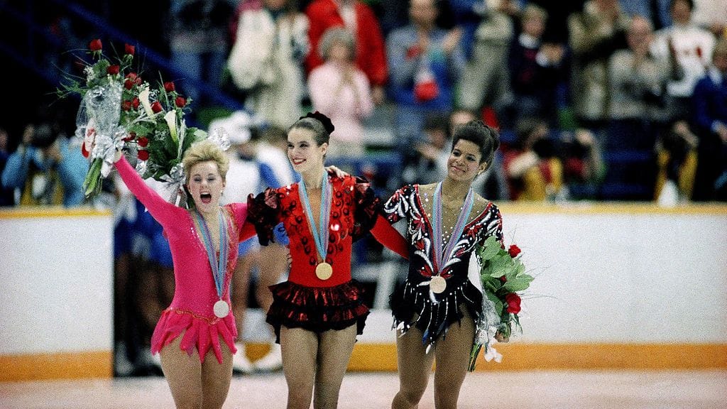 Debi Thomas (oikealla) luisteli Calgaryssä olympiapronssia. Kultaa voitti Itä-Saksan Katarina Witt (keskellä) ja hopeaa Kanadan Elizabeth Manley (vasemmalla).
