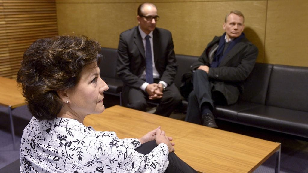 AKT:n viestintäpäällikkö Hilkka Ahde (edessä vas.) sekä AKT:n entinen puheenjohtaja Timo Räty (oik.) ja asianajaja Heikki Lampela hovioikeudessa Helsingsisä 10. marraskuuta 2014.