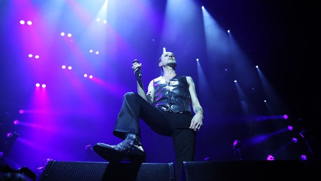 Kun Depeche Moden laulaja David Gahan käski, hänen yleisönsä Hartwall Arenalla totteli.