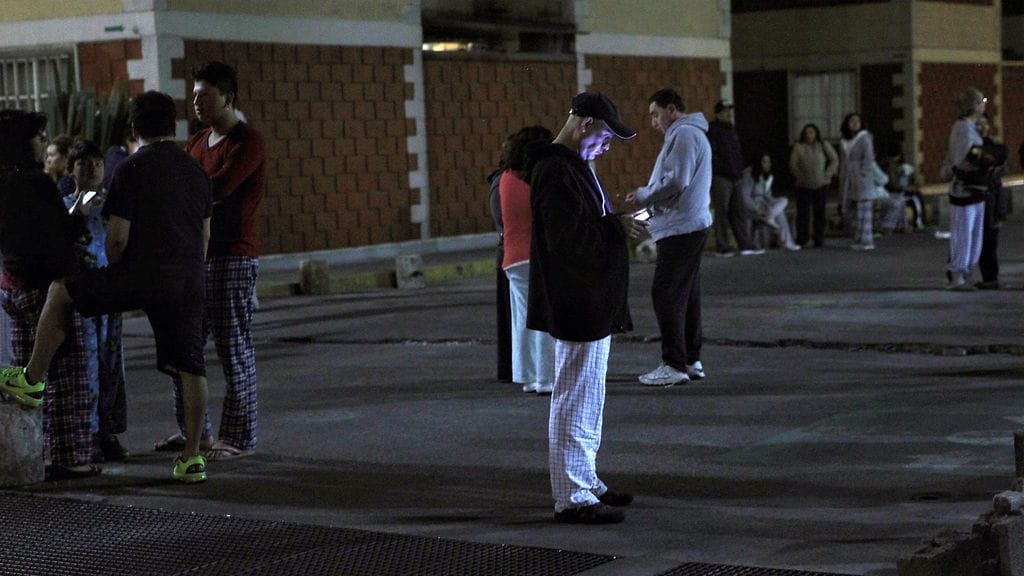 Ihmiset odottelivat rakennusten ulkopuolella maanjäristyksen jälkeen.