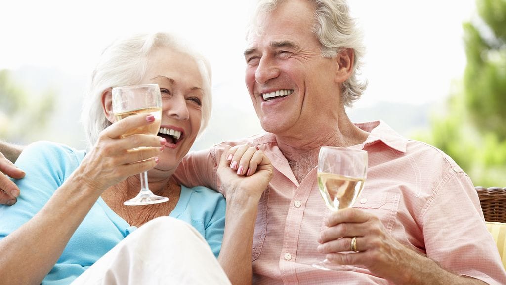 Pitkän iän salaisuus voisikin olla parissa päivittäisessä viinilasillisessa ja pienessä ylipainossa.