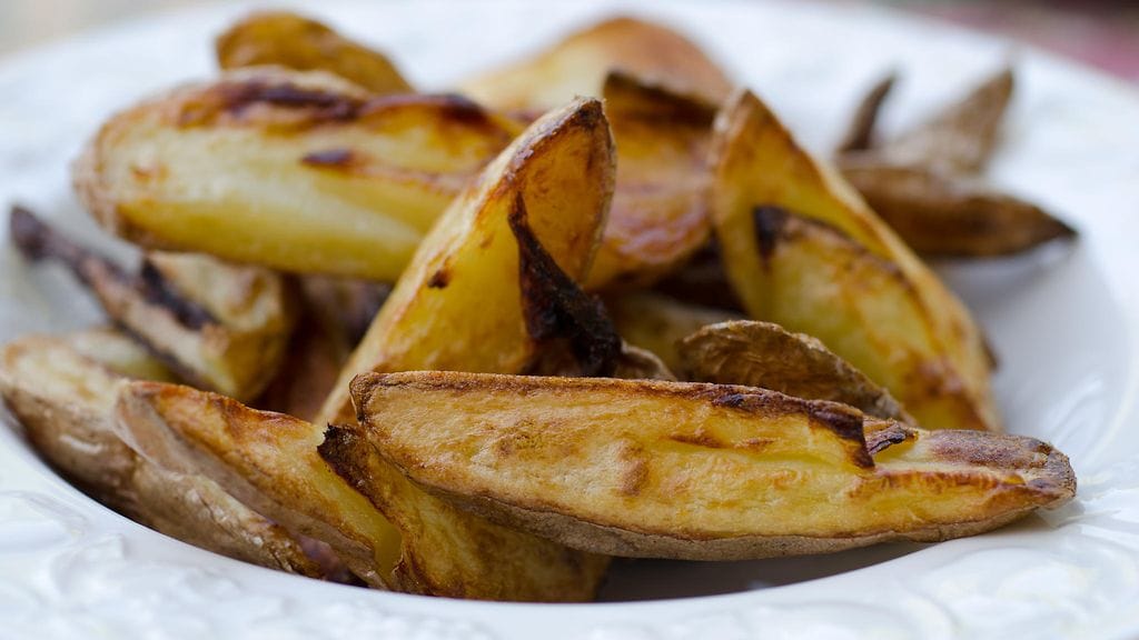 Päältä rapeat ja sisältä mehevät lohkoperunat syntyvät uunissa kuin itsestään.