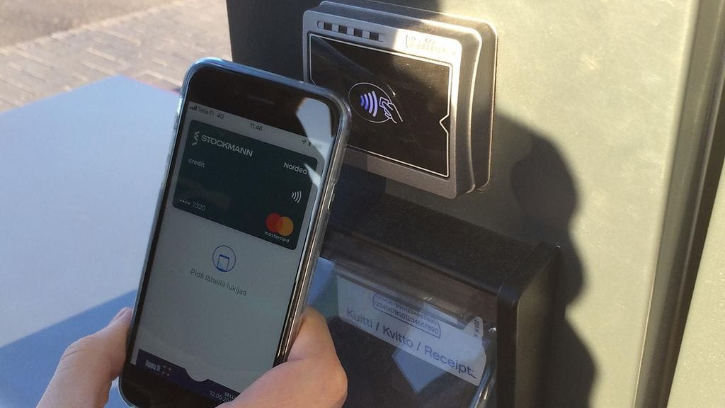 Maksu älypuhelimitse onnistuu nyt myös Nesteen huoltamolla.