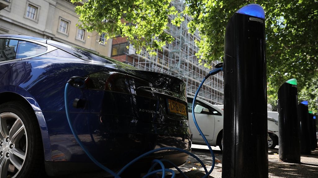 Sähköauton hankintaan ei Mainen osavaltiossa suunnitella tukea, vaan päinvastoin. Kuvituskuva.