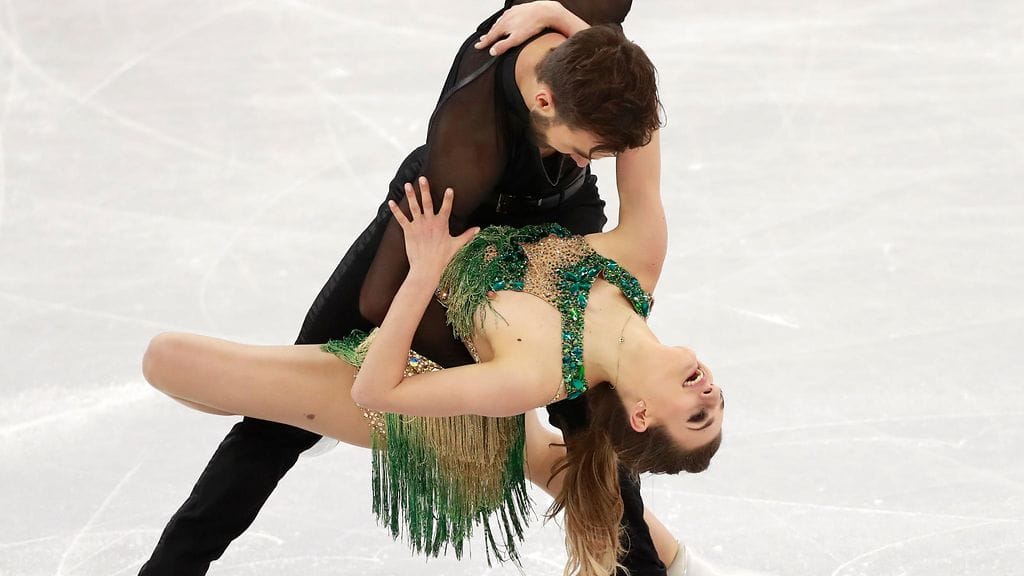 Gabriella Papadakisin vasen nänni paljastui hänen mekkonsa siirryttyä paikoiltaan jäätanssin lyhytohjelmassa. Papadakisin parina luistelee Guillaume Cizeron.